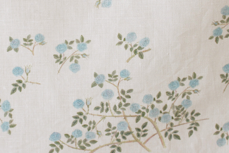 LINNET リネンプリント 青い薔薇<br />ホワイト